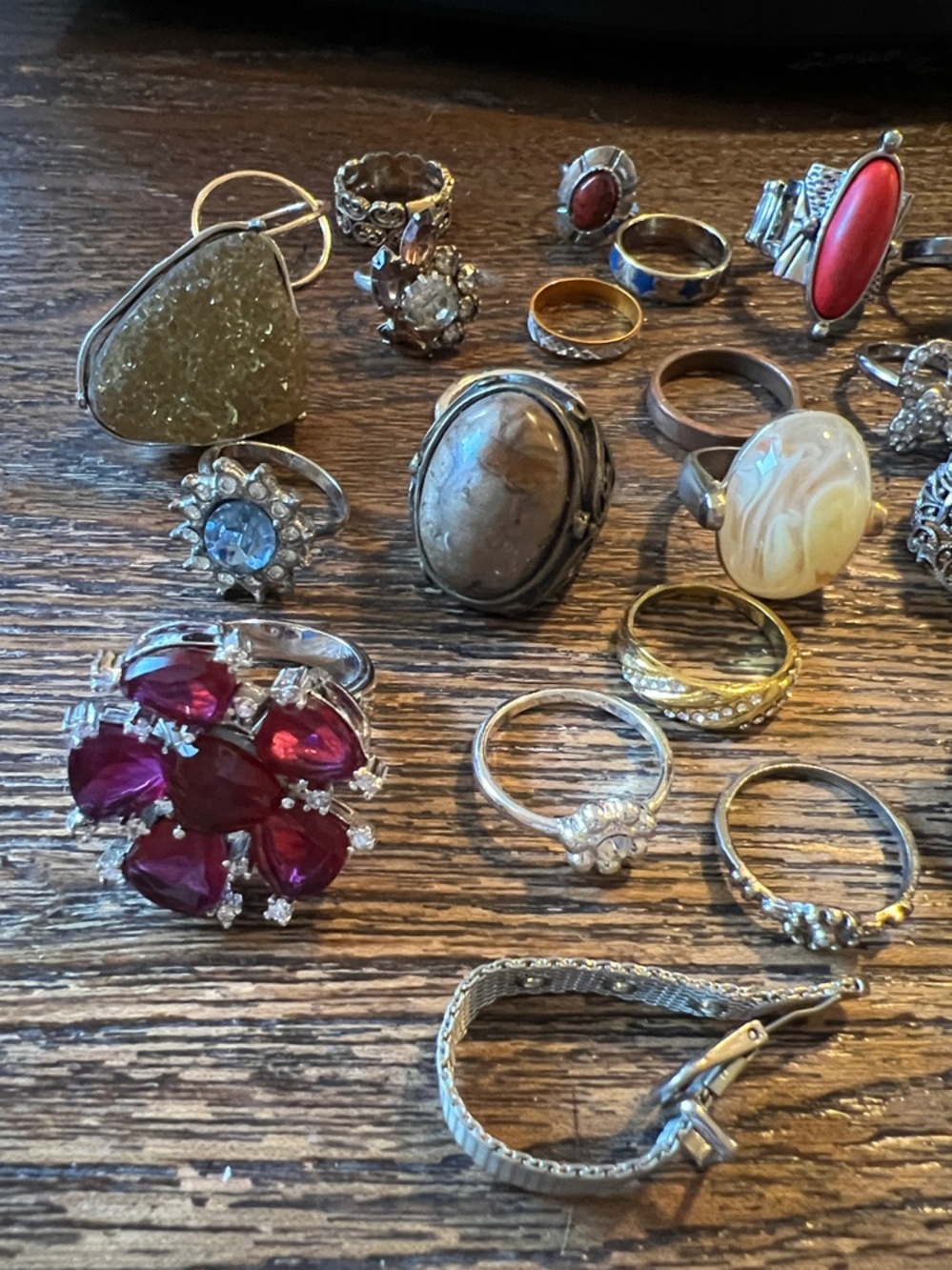 Lot 30 costume rings